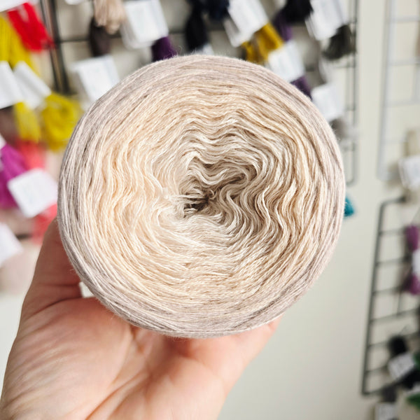 MO031 Ombre Yarn Cake Pure Merino Extrafine Superwash 52-41-56